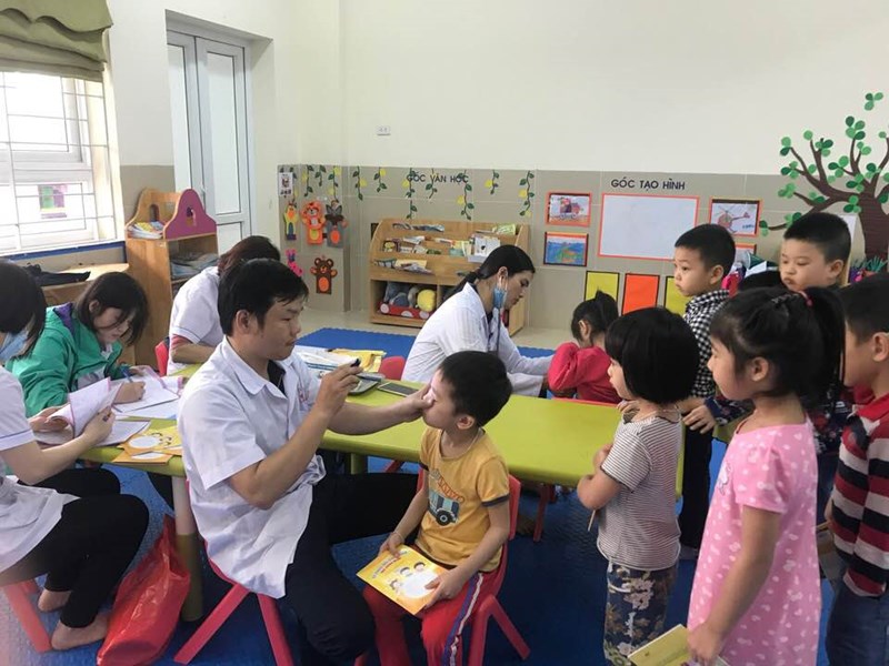 Trường MN Tràng An tổ chức khám sức khỏe định kỳ năm học 2018 -2019.